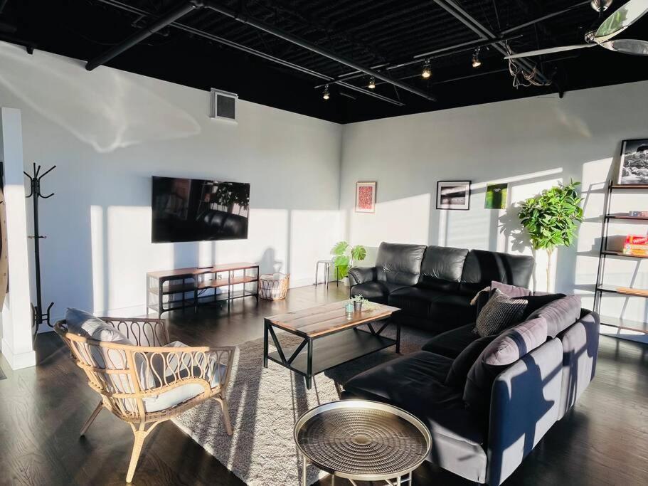 Sunny Penthouse On 17Th Ave, 1 Bedroom, 1 Loft Bed With Ladder, 1 Sofa Bed, Sleeps 6, Downtown Calgary Exterior photo