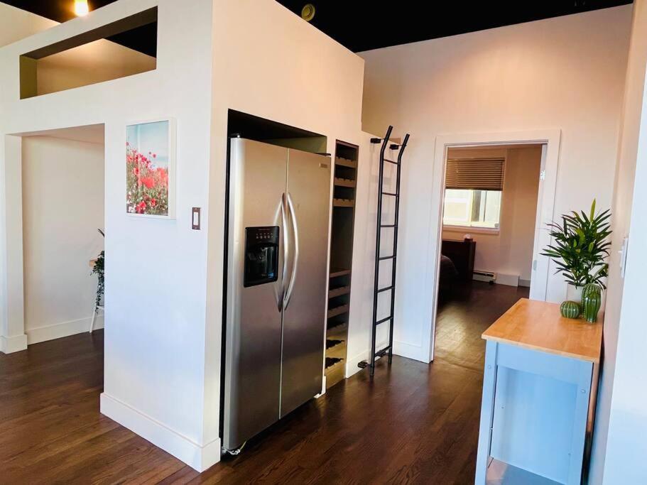 Sunny Penthouse On 17Th Ave, 1 Bedroom, 1 Loft Bed With Ladder, 1 Sofa Bed, Sleeps 6, Downtown Calgary Exterior photo